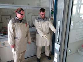 Im LUA-Labor QC bei Bayer in Bergkamen führt der Sicherheitsbeauftragte Max Matthies einen AR-gestützten HSE-Rundgang durch und wird dabei vom Bayer-Mitarbeiter Markus Suntken begleitet.