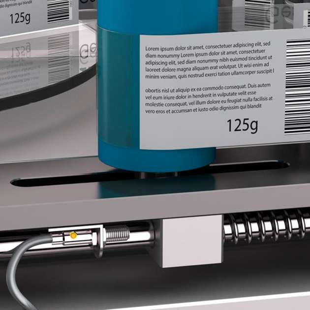 Abstandsmessung beim Labeln eines Behälters: Induktiver Näherungssensor INSM Standard Miniatur.