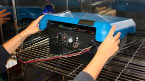 Im Testbetrieb: Gehäuse eines Photovoltaik-Wechselrichters in einer Klimakammer am Fraunhofer IZM
