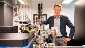Der Materialwissenschaftler Frank Mücklich steht im Labor für Atomsondentomographie der Universität des Saarlandes.