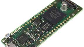 Arrow Electronics präsentiert sein 25,0 mm x 70,7 mm großes CYC5000 FPGA-Board.