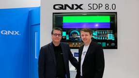 Grant Courville, Vicepresident, Products & Strategy, bei BlackBerry QNX und Thomas Hahn, Etas Produktmanager, freuen sich auf der Embedded World Messe in Nürnberg über die neue Partnerschaft.