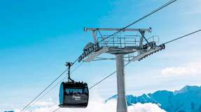 Mit dem FlemXpress setzt die Weisse Arena Gruppe derzeit ein neues Seilbahnprojekt im Skigebiet Flims/Laax/Falera im schweizerischen Graubünden um. Das neue Konzept des Schweizer Gondelbauers Bartholet verspricht dabei einen um 50 Prozent geringeren Energiebedarf als bei konventionellen Bergbahnen. 