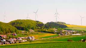 Windenergie-Anlagen emittieren Lärm und müssen daher zur Wohnbebauung einen Abstand einhalten.