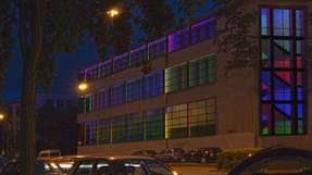 Der Kölner Künstler Robin Uber setzte die Idee eines dreidimensionalen Licht-Bildes nach Vorbild des Bauhaus-Malers Piet Mondrian um. Er verwendete rund 350 Meter Mantelleitungen für Strom- und Datennetz und insgesamt 1.770 Meter Kupferadern.