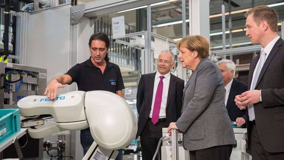Kanzlerin Merkel ließ sich bei ihrem Besuch die Innovationen von Festo erläutern.