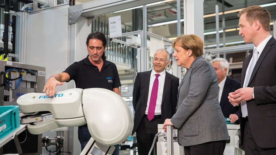 „Ich habe hier die Ventilproduktion betrachten können und deren Automatisierungsgrad gesehen und gleichzeitig die Variantenvielfalt der Produktion. So habe ich in der ganzen Tiefe einen Eindruck bekommen, welche Möglichkeiten das Internet der Dinge eröffnet“, berichtet die Bundeskanzlerin Angela Merkel von ihrem Besuch in der Produktion.