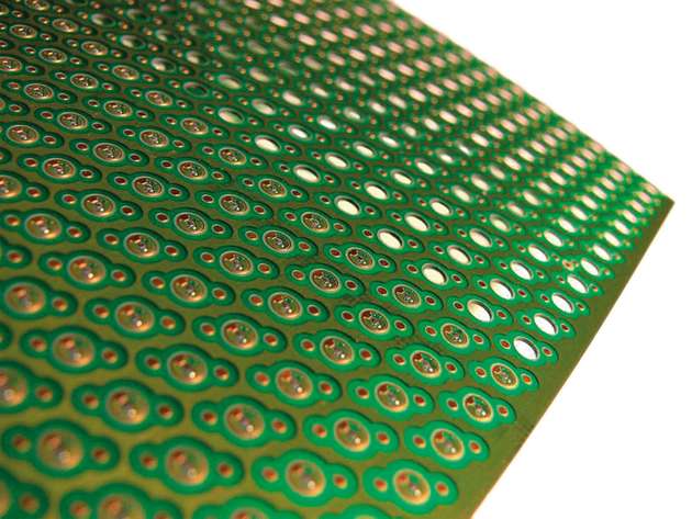 Dank des UV-Lasertrennsystems können rund 1.000 dieser kleinen PCBs auf einem Nutzen untergebracht werden – statt 100 PCBs beim Konturfräsen.