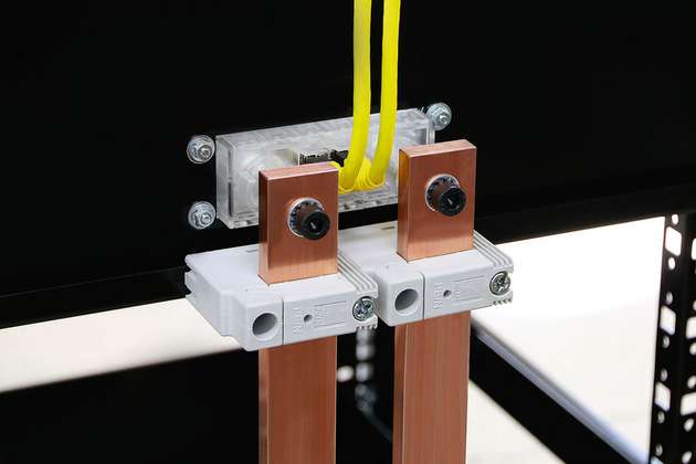 Die Buchsen des modularen Hochstromsteckverbinders werden direkt auf die Leistungsschiene an der Schrankrückwand geschraubt.