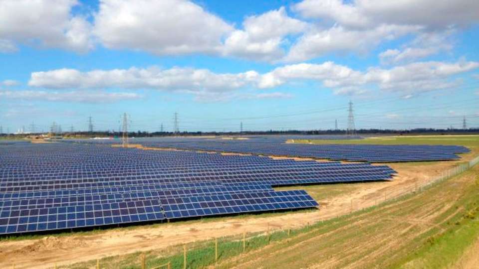 Der Solarpark „Rose and Crown“ besitzt eine Leistung von 30 Megawattpeak. Er liegt nördlich von London und ist einer der sechs, die von BayWa r.e. in Betrieb genommen wurden.
