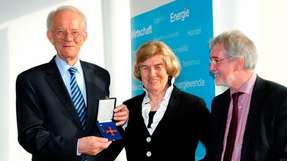 Mit seiner Frau Inge freut sich Werner Turck (l.) über das Bundesverdienstkreuz 1. Klasse aus der Hand von Staatssekretär Günther Horzetzky (r.).