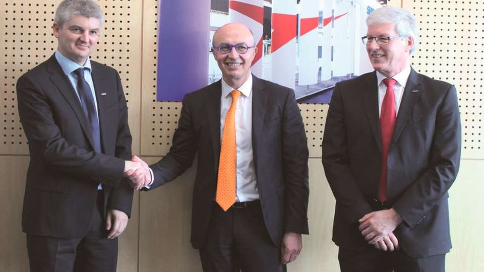 Von links nach rechts: Xavier Lucas (Yaskawa France), Jean-Michel Renaudeau (Sepro Group) und Manfred Stern (Yaskawa Europe).