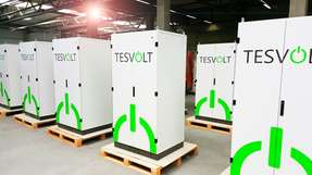 Die Batterie-Speicher von Tesvolt soll in Kombination mit einem SMA-Wechselrichter einen Gesamtsystemwirkungsgrad haben, der nach Unternehmensangaben bei 79 bis 84 Prozent liegt.