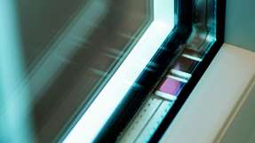 Fensterrahmen: Der Solarchip versorgt sich selbst mit Energie.