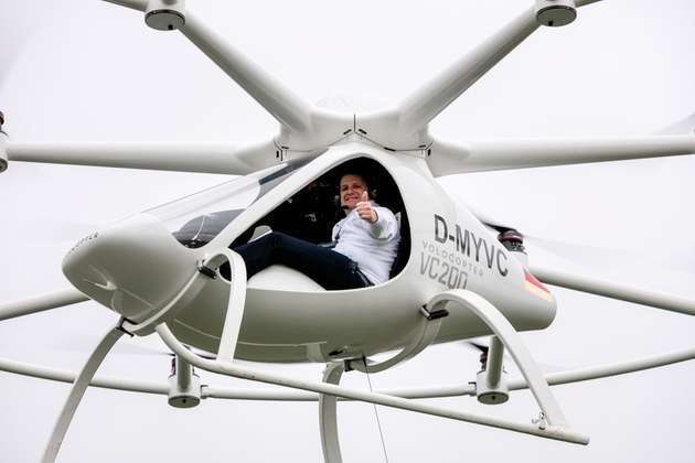 e-volo Geschäftsführer Alexander Zosel führt den ersten bemannten Flug mit dem Volocopter VC200 durch. 