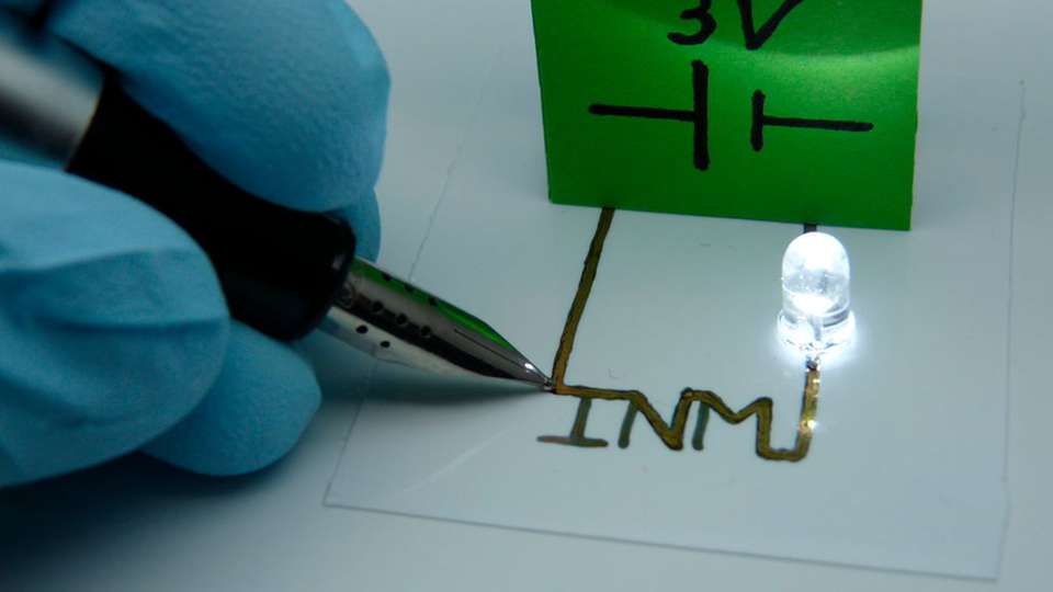 Neue Hybrid-Tinten ermöglichen gedruckte, flexible Elektronik ohne Sintern. Damit lassen sich Schaltkreise zum Beispiel direkt aus dem Füller auf Papier auftragen.
