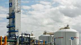 Luftzerlegungsanlage:  In großtechnischen Anlagen wird aus Luft flüssiger und gasförmiger Sauerstoff und Stickstoff erzeugt. 