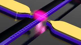 Kohlenstoff-Nanoröhre über einem photonischen Kristall-Wellenleiter mit Elektroden. Die Struktur wandelt elektrische Signale in Licht.