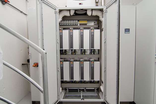 Einer der Schaltschränke mit Frequenzumrichtern für die Rührwerke der Schokotanks. Insgesamt arbeiten in dieser Anlage 48 Frequenzumrichter mit Leistungen von elf bis 30 kW Leistung.