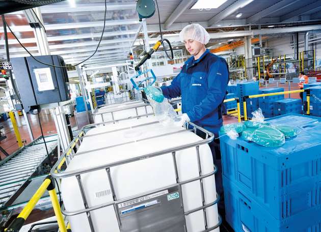 Präventionsmaßnahmen bei der Fertigung der Foodcert-Verpackungen: Vorproduzierte Komponenten sind bis zur Endmontage hygienisch verpackt, die Mitarbeiter tragen Schutzkleidung. 