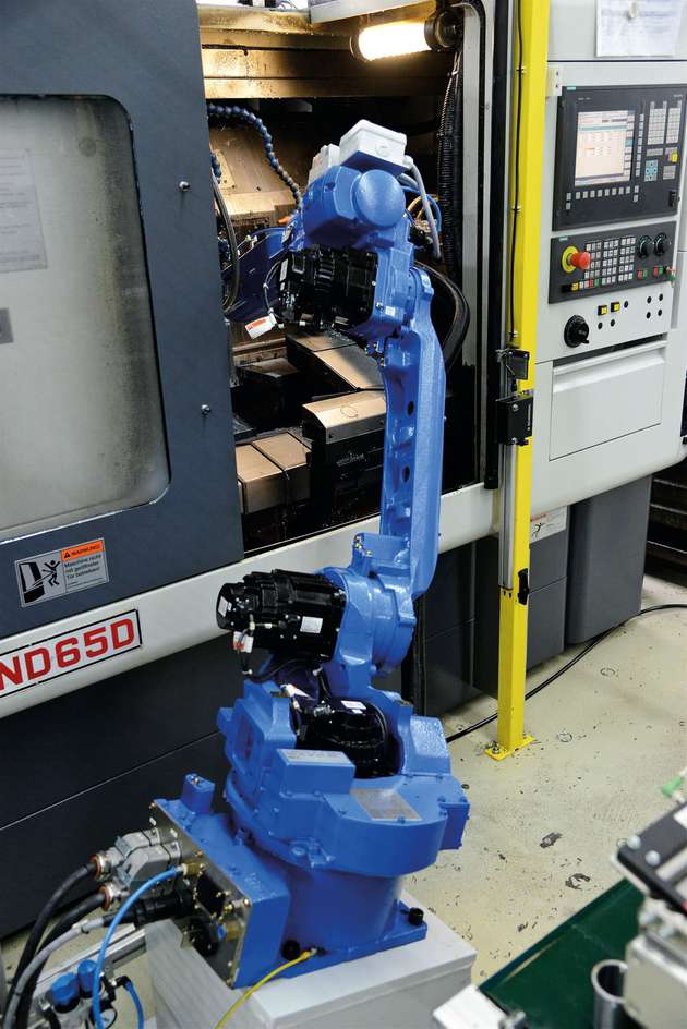 Die seitliche Anordnung des Roboters auf einem geneigten Sockel ermöglicht perfekte Zugänglichkeit zur Maschine. 