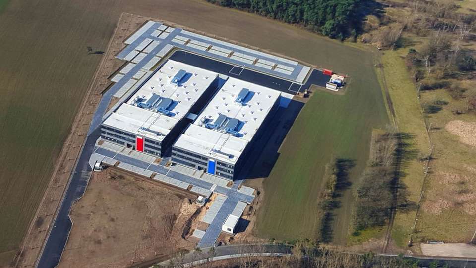 Am Hauptsitz von BMZ in Karlstein ist der erste Teil einer neuen Lithium-Ionen-Batterie-Fertigung gestartet. Die Anlage soll die größte in Europa werden.