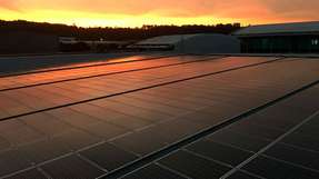 Photovoltaik-Kraftwerk: eine Aufdachanlage auf den Philippinen im Sonnenaufgang.