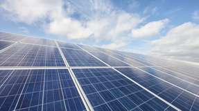 Netzschwache Regionen mit Solarstrom versorgen: Die Kombination von Photovoltaik, Diesel und Software soll das ermöglichen.