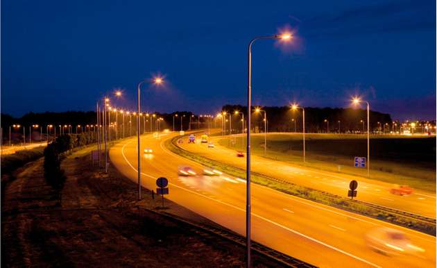 Geregeltes Licht: Die Stadt St. Joost (Niederlande) suchte nach einer Möglichkeit zur Errichtung von mehr als 1200 Lichtpunkten an der A7 http://www.lighting.philips.de/projects/a7_highway.wpd