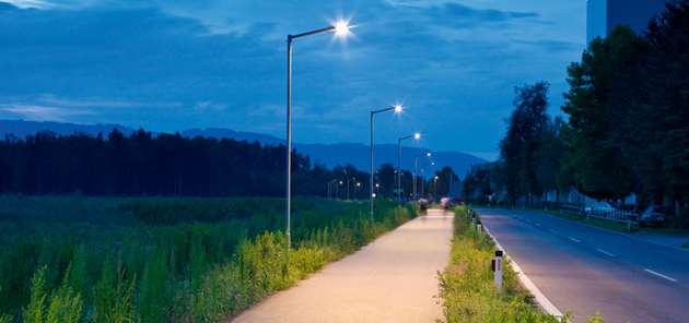 Ziel bei der energetischen Optimierung der Straßenbeleuchtung in Feldkirch (Österreich) war die verbesserte Lichtverteilung in Verbindung mit einer hohen Wirtschaftlichkeit und Zukunftssicherheit. Etwa die Hälfte der insgesamt 3900 Lichtpunkte war noch mit Quecksilberdampflampen bestückt, die 2015 ihr CE-Zeichen verlieren: http://www.lighting.philips.de/projects/Strasenbeleuchtung.wpd