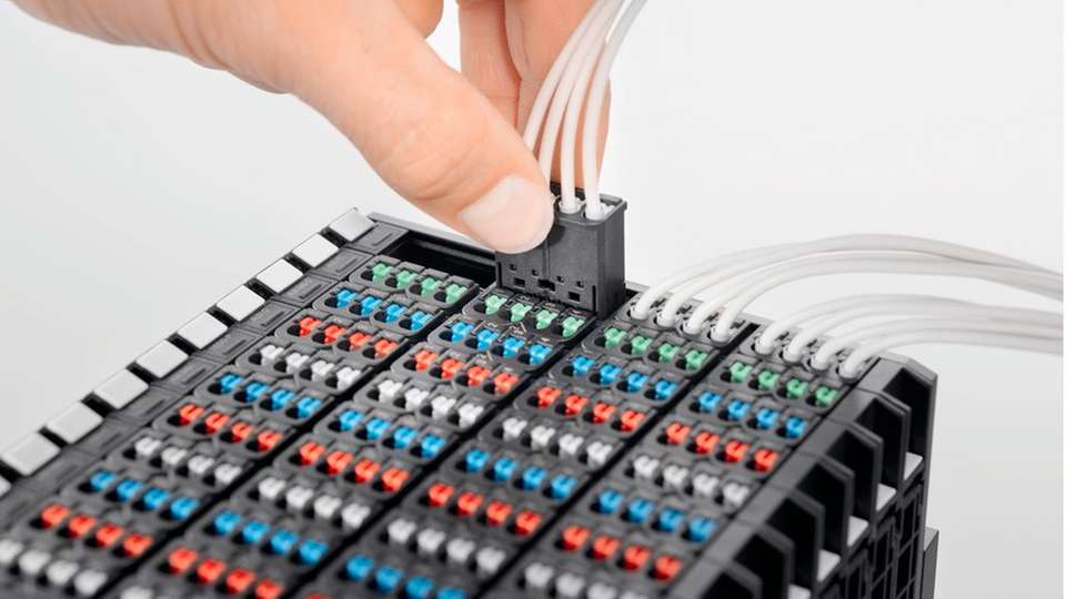 Modular und platzsparend beschleunigt es Einbau und Wartung
Das Remote-System trennt die Versorgung der Ein- und Ausgänge