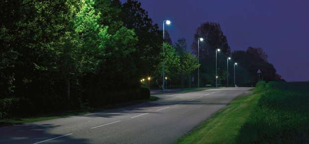 IntelligentCity Beleuchtungssystem in Holbæk (Dänemark), bei der sich die Lichtstärke jeder einzelnen Leuchte zu jeder Zeit erhöhen oder senken lässt: http://www.lighting.philips.de/projects/intelligentcity.wpd