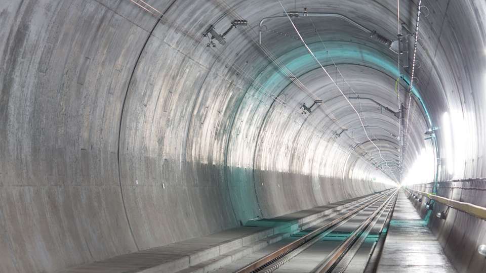 Mit 57 km ist der Gotthard-Basistunnel der längste Eisenbahntunnel der Welt.