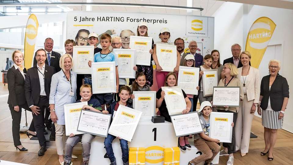 Strahlende Kinderaugen bei der Siegerehrung zum 5. Harting Forscherpreis: Margrit Harting, Generalbevollmächtigte Gesellschafterin (rechts), freute sich mit den Kindern, Lehrern und Projektbeteiligten über die Bauten.