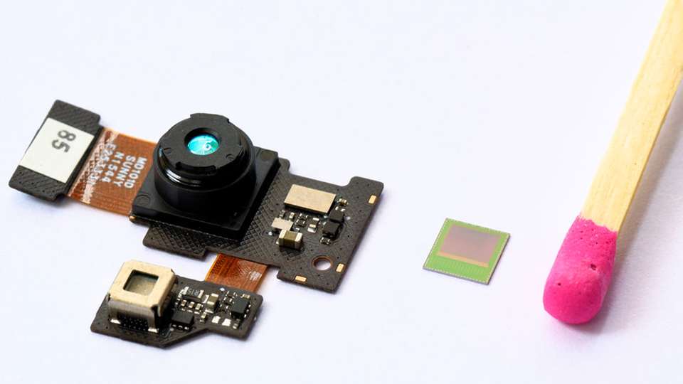 Das 3D-Kameramodul des neuen PHAB2 Pro von Lenovo (links) mit dem enthaltenen REAL3- Bildsensorchip von Infineon im Größenvergleich.