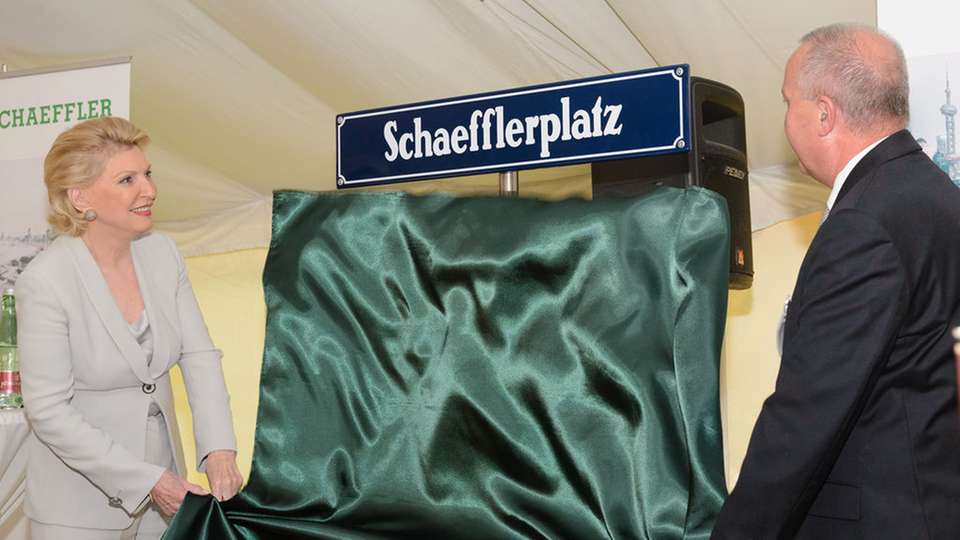 Maria-Elisabeth Schaeffler-Thumann enthüllt gemeinsam mit Bürgermeister Hermann Kozlik den neuen Straßennamen. Die neue Firmenanschrift drückt die Verbundenheit des Unternehmens mit der Stadt Berndorf aus.
