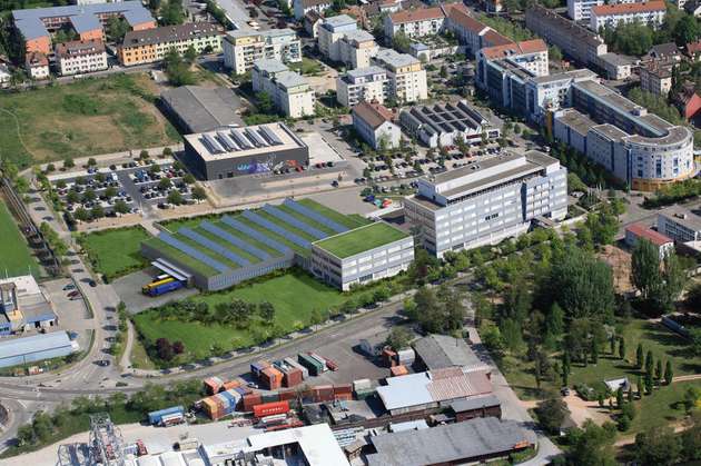Sales Center in Weil am Rhein: Solaranlagen und begrünte Dächer helfen ebenfalls dabei, Energiekosten zu senken.