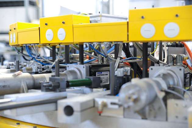 Die Siebdruckmaschinen von Tecno5 erreichen nicht zuletzt wegen der in sich stimmigen Direktantriebstechnik eine hohe Produktivität