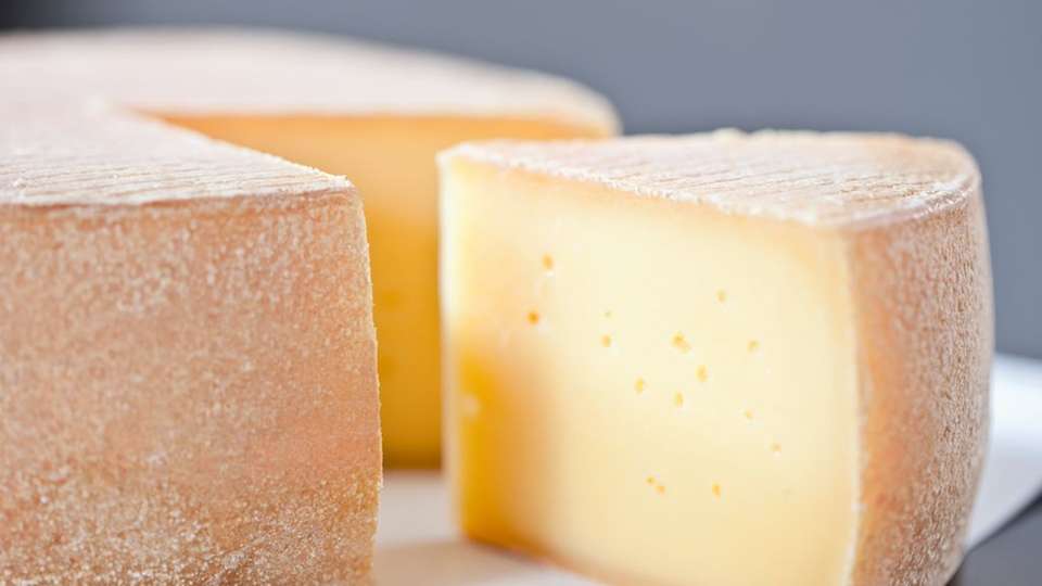 
                        
                        
                          Im lothringischen Cléry-le-Petit erhöht Bel den Proteingehalt der für die Käserei bestimmten Milch.
                        
                      
