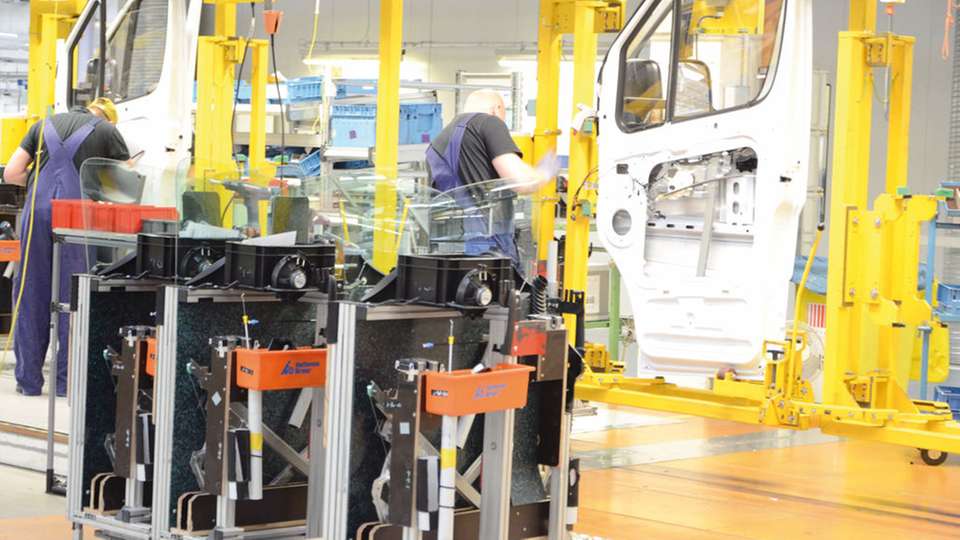 Intelligente Produktion bei Mercedes: Alle Teile sind in „Carsets“  vorkommissioniert und kommen im Takt zum jeweiligen Fahrzeug ans Band.