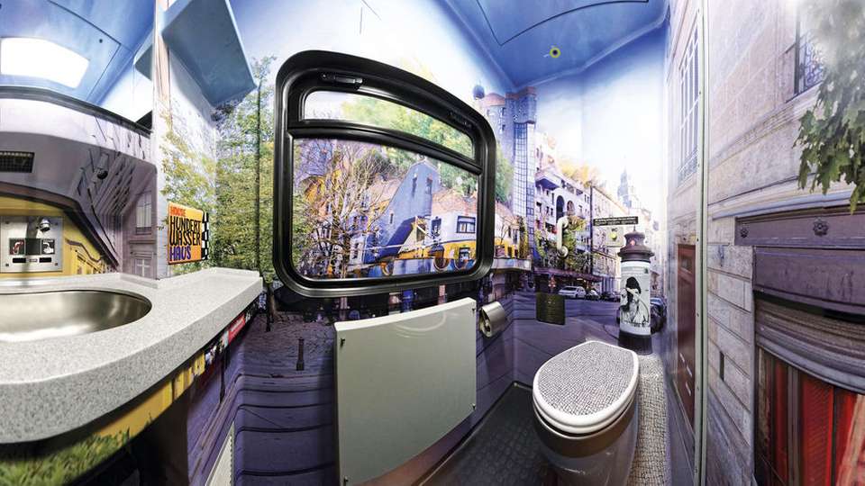 In den Zugtoiletten stimmen Panoramafotos und Musikklassiker auf touristische Schätze ein.