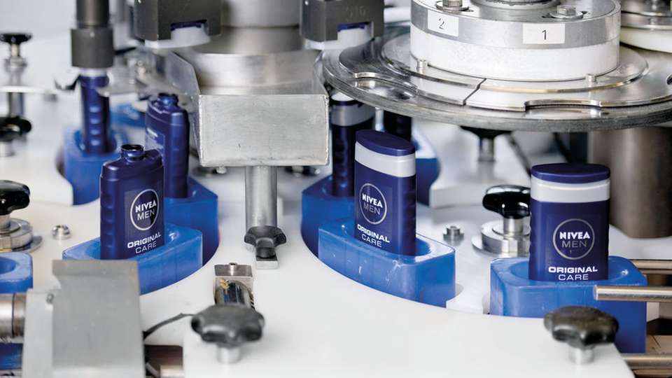 Entwicklung von Hautpflegeprodukten im Lab des Beiersdorf-Konzerns. Die Produktion des Unternehmens wird über ein weltweit durchgängiges MES-System gesteuert.