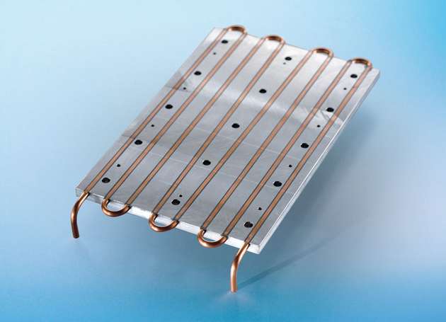 Aluminiumplatte mit eingepresstem Kupferrohr zur effektiven Kühlung von Hochleistungselektronik.
