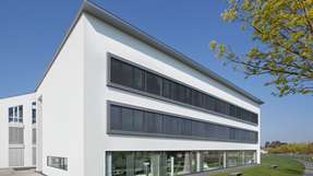Das Bürogebäude der Büroelektronik Grasenhiller ist ein Netto-Null-Energiegebäude. Es kombiniert hohe Dämmstandards mit einer effizienten Luft-Luft-Wärmepumpe und einer Photovoltaik-Anlage.