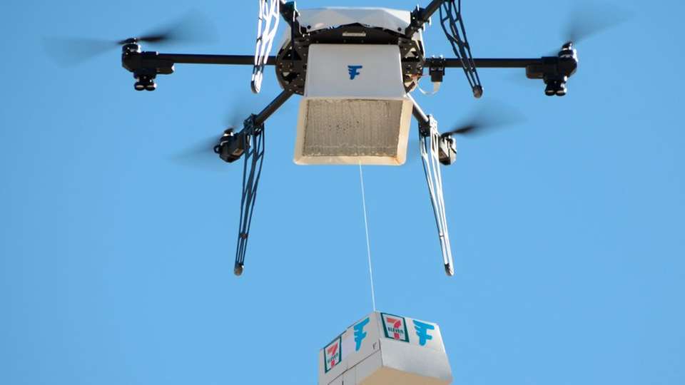 Die US-Supermarktkette 7-Eleven hat erstmals eine Bestellung durch eine autonome Flugdrohne ausgeliefert. 