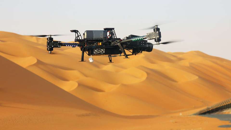 In einem saudi-arabischen Ölfeld gehen Drohnen mit speziellen Gasdetektionskameras auf Leckagesuche.