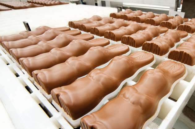 „Früher gab es nur Schokoladenhasen aus Vollmilch, mittlerweile macht sich der Trend zu komplexeren Produkten auch hier bemerkbar. So gibt es heute Hasen aus Zartbitter, weißer Schokolade oder Schokolade mit Schokolinsen.“Claus Cersovsky, Geschäftsführer Rübezahl Schokoladen.