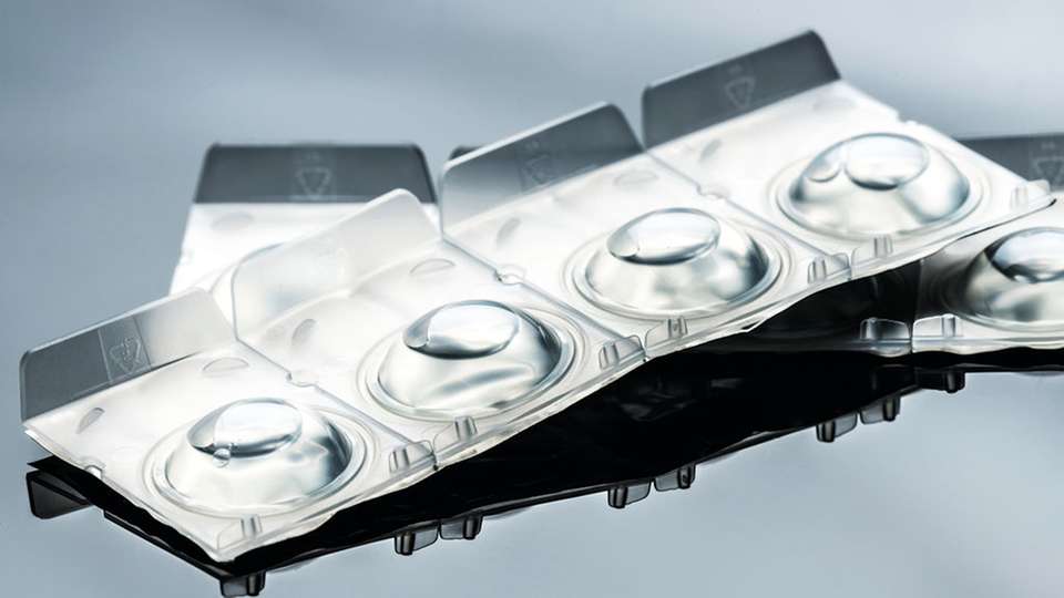 Kontaktlinsen sauber und effizient zu verpacken ist für Maschinen eine Herausforderung.