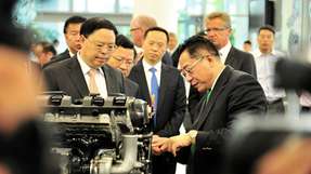 Dr. Yilin Zhang, CEO Schaeffler Greater China (r.) stellt dem Vizegouverneur der Provinz Hunan Jianfei Zhang typische Schaeffler-Produkte vor.
