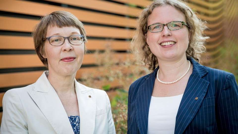 CSR-Referentin Gisela Eickhoff (links) und CSR-Assistentin Ulrike Upmeyer (beide Harting) freuen sich über die Auszeichnung.